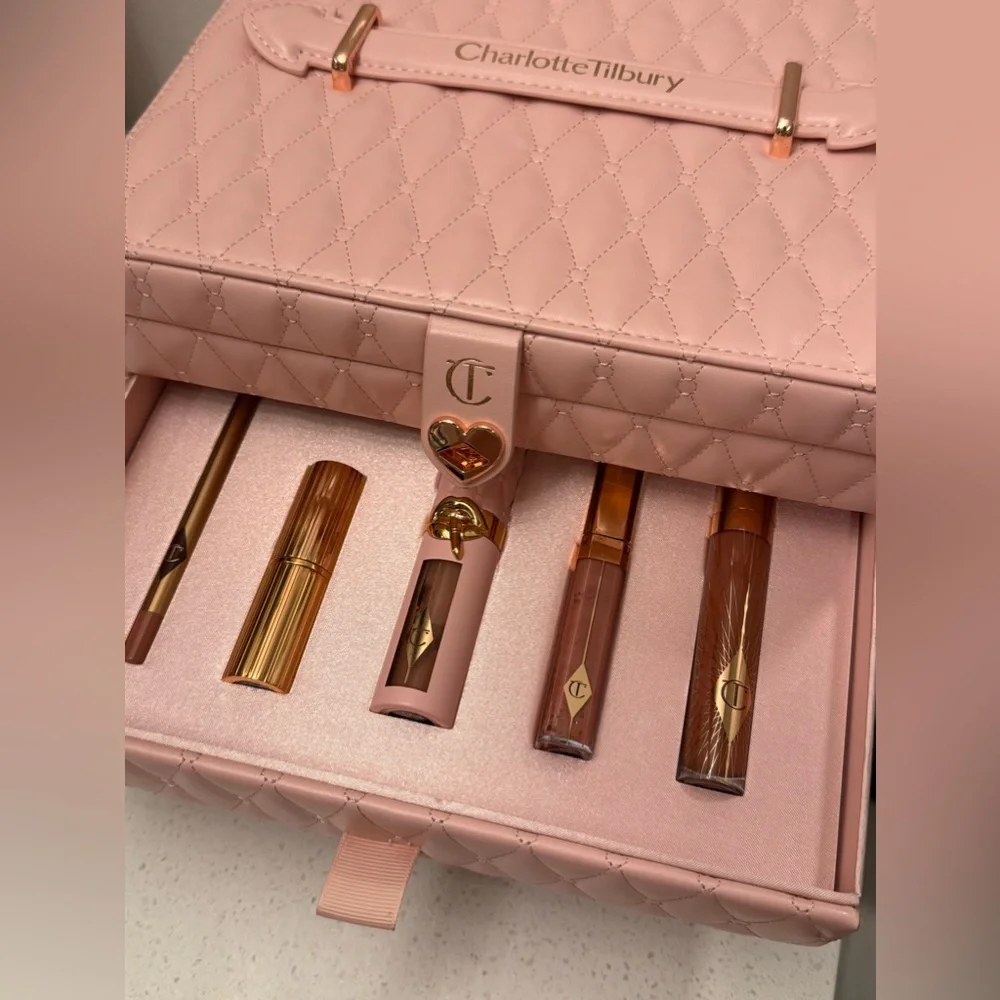 PILLOW TALK DREAMS COME TRUE
LIMITED EDITION MAKEUP KIT - Picture 3 of 9